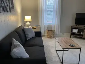 Charming Newly Renovated 1 Bedroom