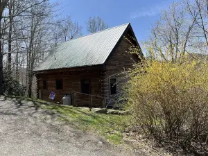 HARVEST MOON Cabin: 54 acres, family friendly, creek frontage, great fishing
