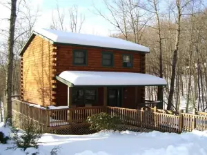 The Cardinal log cabin. Wrap around deck, firepit. Next to Pipestem resort park.