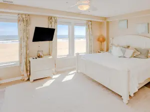 Oceanfront corner condo with incredible views, balcony, pool, gym & AC