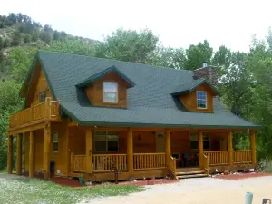 Private Wooded Nature and Jacuzzi Tub - Charming Log Cabin
