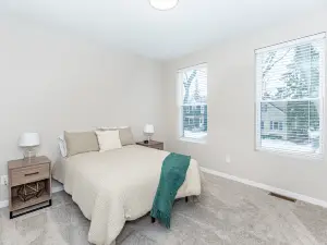 Modern Oasis - Fireplace, WiFi, Laundry, Parking