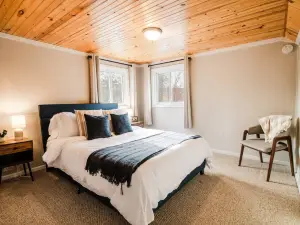 Private Hot Tub and Spacious Outdoor Patio - Luxurious Getaway