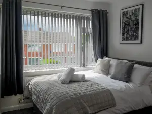 Stylish 4 Bed Apartment- Private Garden & Sleeps 8