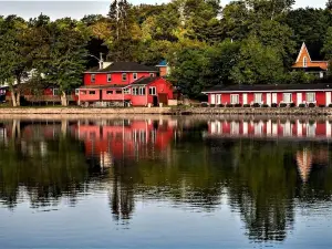 The Water's Edge Inn