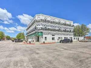 Peaceful Chadron Apartment in Historic Hotel!
