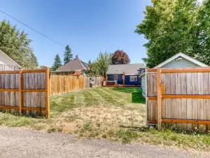 Modern 2 Bedroom Farmhouse Cottage with Hot Tub in Snohomish