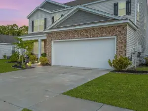 Spacious 5-bedroom house in welcoming Summerville with WiFi, AC