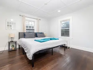 Home with King Bed Near UCONN & ECSU & Hospital