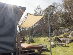 The Nile Farmstay - Cabin with Cliff Views, Hiking Trails, Heated Spa