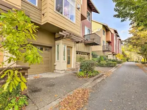 Quaint Issaquah Home - Walk to Shops and Dining