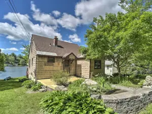Picturesque Cottage with Sunroom on Ashmere Lake!