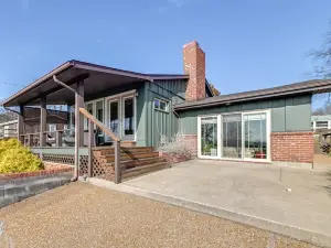 Charming Ohio River Home with Water Views and Porch!