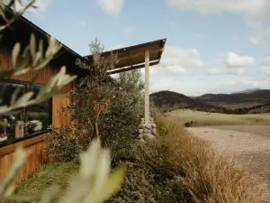 The Picker's Hut - Luxury Farm Stay
