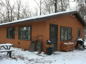 Lake cabin surrounded by nature and peacefulness
