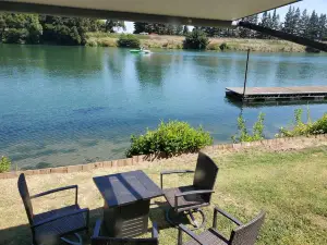 Relaxing Waterfront RV along the Sacramento River
