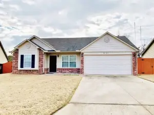 Cozy Broken Arrow Home -- Special Pricing for 30+ day stays!