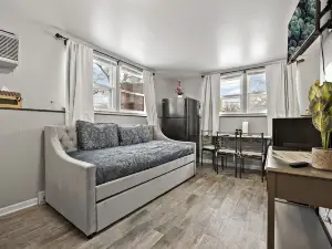 Studio1116E/PetFriendly/WIFI/BigTV/PKG/nearDowntown Aurora.