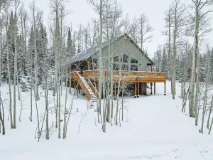 Hot Tub and Scenic Views - Exquisite Mountain Getaway