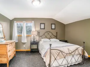 Lovely Escape in Crystal Mountain Resort w/Firepit, Full Kitchen, Shared Hot Tub