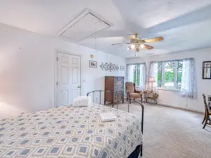 S'thern Rock - Lakefront home with views, dock, screened porch, kayak & canoe
