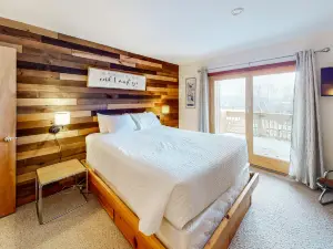 Cozy Sugarbush condo w/ beautiful mountain views - close to skiing