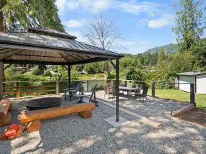 Cowichan Lake Cottages -Riverside