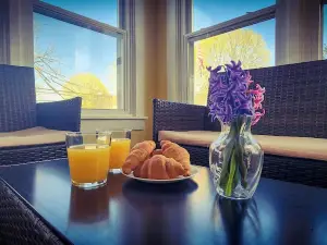 Petfriendly 2-bedroom apartment with AC only on bedroom & WiFi in Norwich