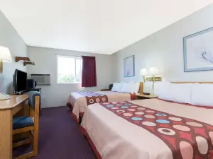 Super 8 by Wyndham Raton