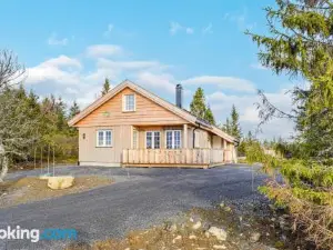 Gorgeous Home in Sjusjen with House A Mountain View