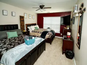 4 - Bed Home with Cali King Bed, 12 Mins to Dtwn