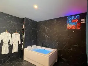 R.Suite