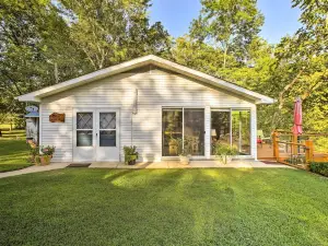 Cozy Waterfront Cottage w/ Deck on White River!