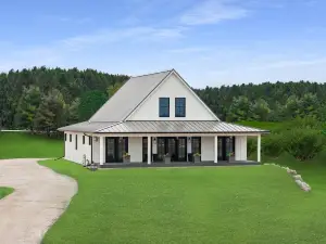 Southview Cottage Near Kohler Wi 4 Bedroom Home by RedAwning