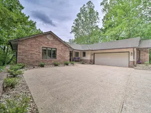 Lakefront Bella Vista Lakeside Treehouse with Dock