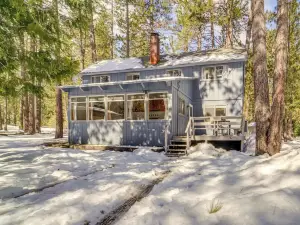 Graeagle Vacation Rental Cabin w/ Game Room!