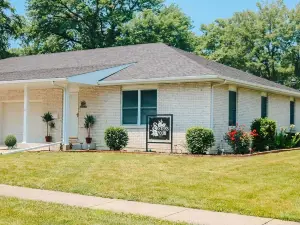 Sisters Four Bed and Bath - Luxury living in a small town atmosphere!