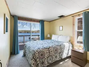 Beautiful lakefront Summer Lake House & Ski Cottage near Mt. Sunapee