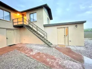 Comfortable 2-bed Condo, Southwestern Travel Hub