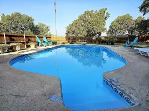 The Pettit Bay Hideaway - Lakeview, Pool, Wifi, Large Deck, Firepit, and More!