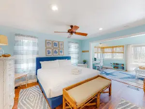 Snowbird-friendly home with a deck, hot tub, washer/dryer & central AC