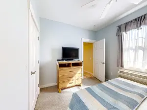 Downtown suite near with water with central AC and shared washer/dryer