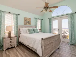 Seaside Retreat - Bayfront Views, Modern Coastal Style