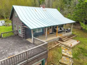 2 Mi to Lake Willoughby: Peaceful Log Cabin!