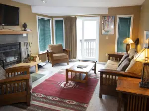 1Br Ski-in, Ski-Out with King Bed- Okemo Mtn Lodge 1 Bedroom Condo by RedAwning