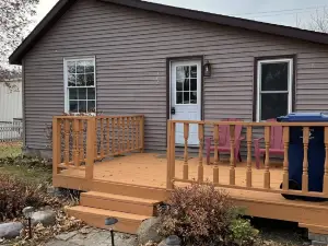 The Riverside Retreat! cozy, newly remodeled home