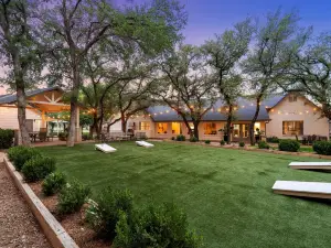 Peaceful Estate for Retreats, Reunions, Weddings & Gatherings w/ Pool & Hot Tub