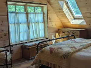 Storybook Pines — A Lakefront Family Reunion Retreat