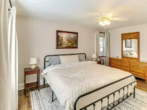 Walk to Chowan University: Dog-friendly Retreat