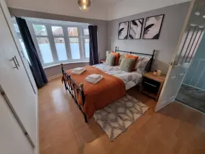 3 Bed Spacious House with Parking